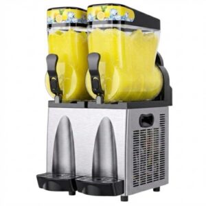 Dwu-zbiornikowy granitor gastronomiczny wypełniony gęstą, mrożoną granitą o intensywnym, jasnożółtym kolorze. Urządzenie posiada srebrną obudowę ze stali nierdzewnej, czarne kraniki dozujące oraz kolorowe grafiki z cytrynami i kostkami lodu na górnych pokrywach. Idealna konsystencja masy mrożonej uzyskana dzięki zastosowaniu wydajnego syropu cytrynowego o wysokim poziomie Brix. Więcej informacji na temat syropu do granity o smaku cytrynowym na stronie produktu w hurtowni alelody.pl.