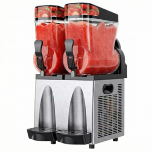 Dwuizbowy profesjonalny granitor gastronomiczny wypełniony gęstą, intensywnie czerwoną masą mrożonej granity o smaku truskawkowym. Urządzenie posiada stalową obudowę i czarne wykończenia, a na pokrywach zbiorników widnieją grafiki owoców - truskawek. Więcej informacji na ten temat znajdziesz na alelody.pl